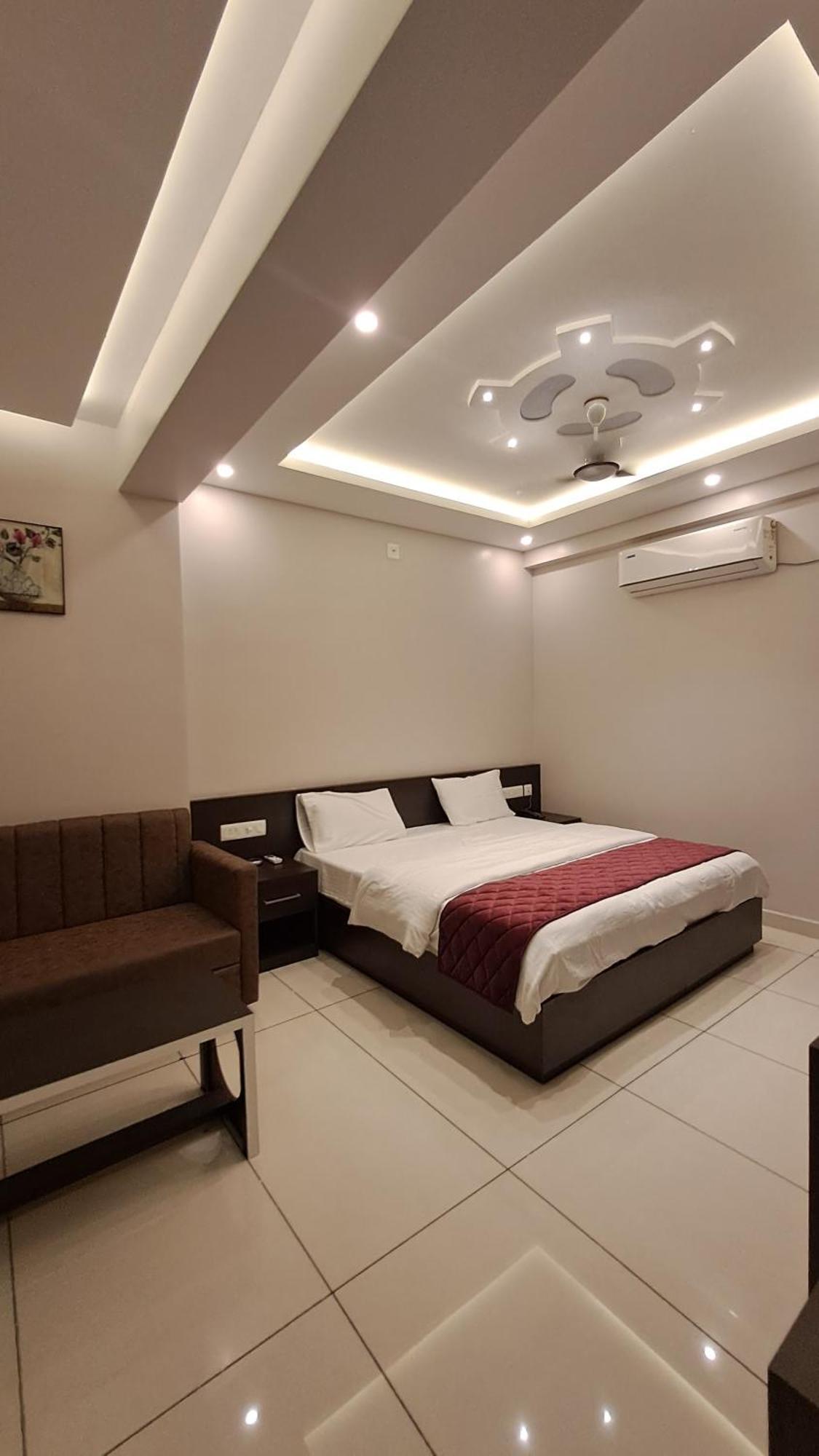 Aparthotel Capital Square à Erattupetta Extérieur photo