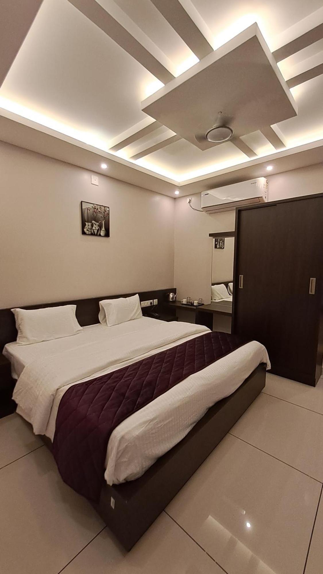 Aparthotel Capital Square à Erattupetta Extérieur photo